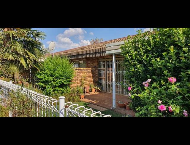 1 BEDROOM TOWNHOUSE FOR SALE IN NORTON PARK